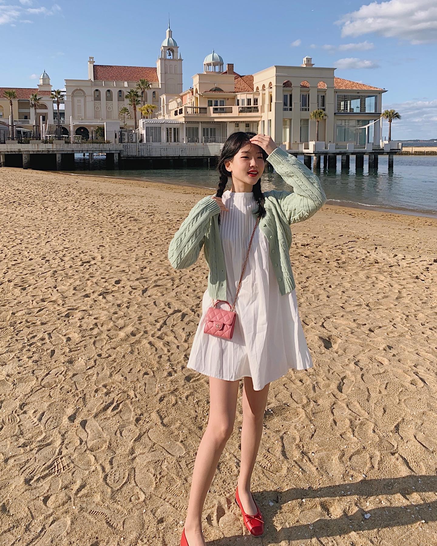 春暖花开的季节想旅游却又懒得想穿搭，来件迷你短洋装穿就行