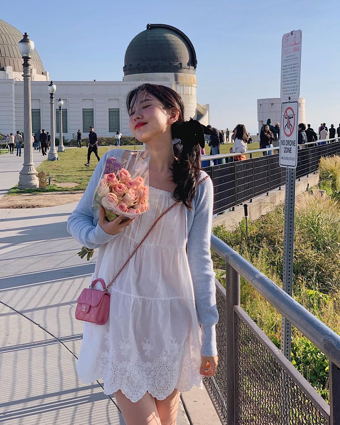 春暖花开的季节想旅游却又懒得想穿搭，来件迷你短洋装穿就行