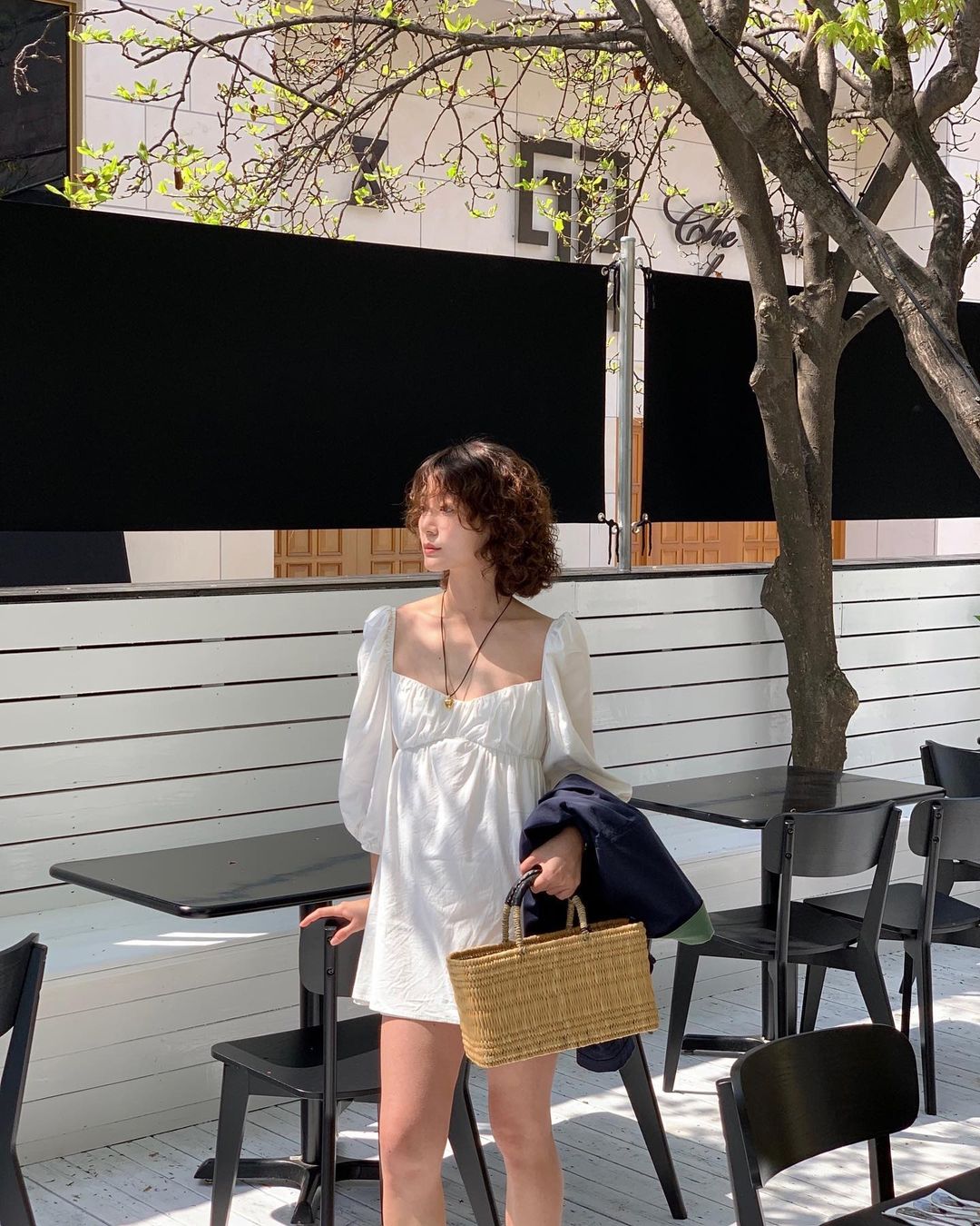 春暖花开的季节想旅游却又懒得想穿搭，来件迷你短洋装穿就行