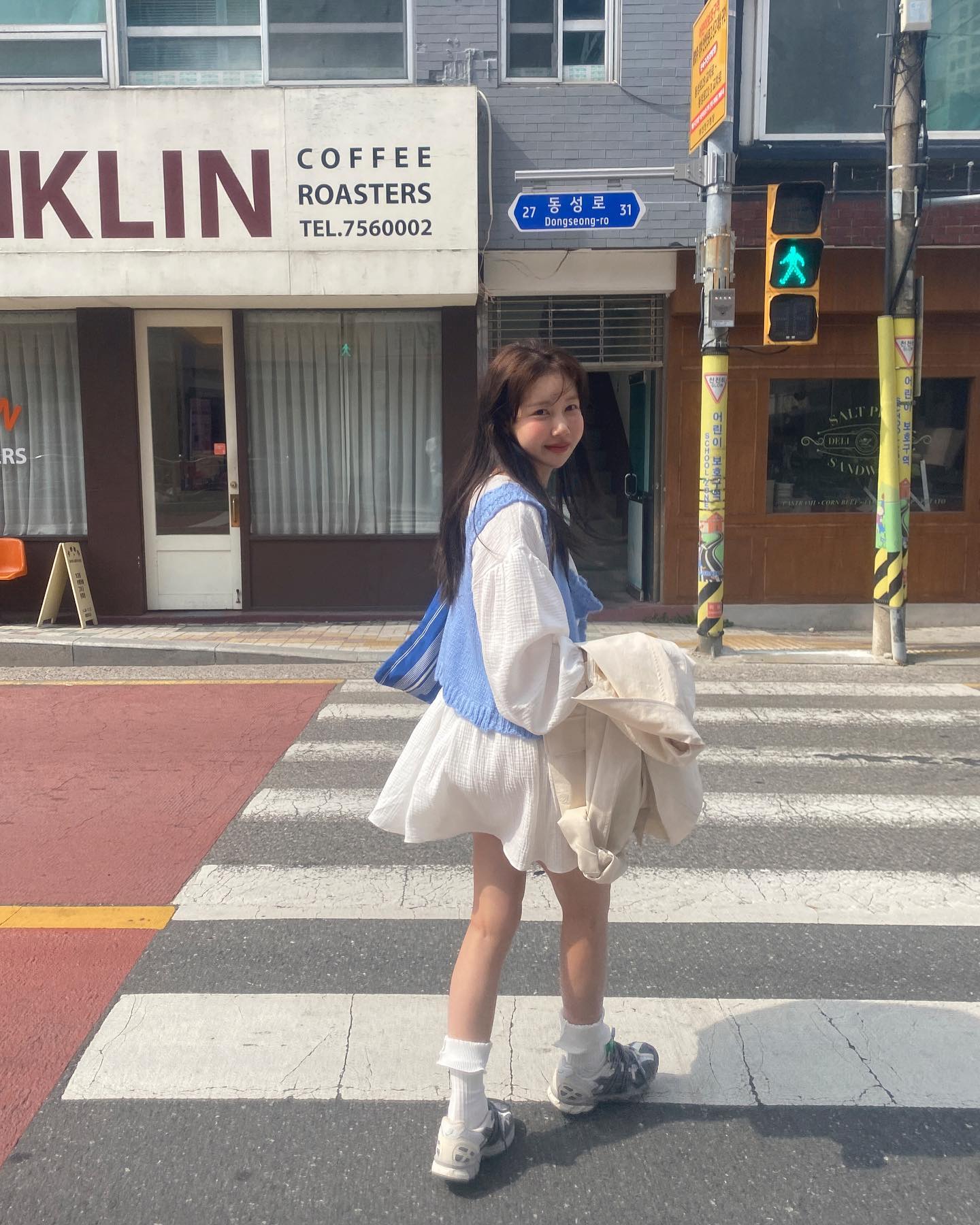 春暖花开的季节想旅游却又懒得想穿搭，来件迷你短洋装穿就行