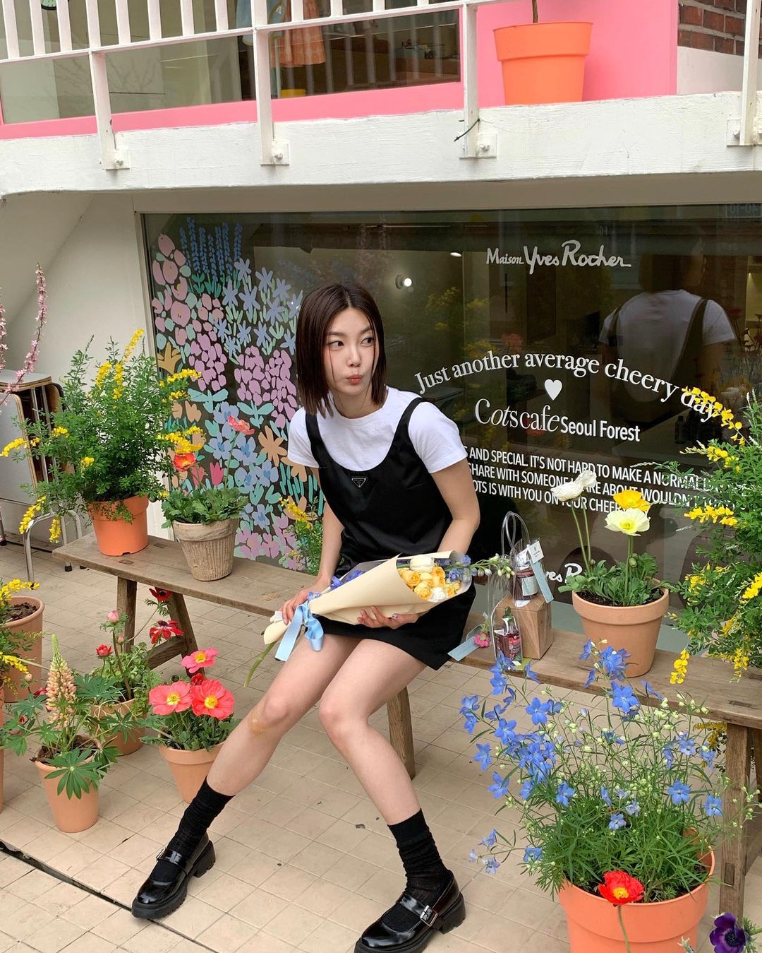 春暖花开的季节想旅游却又懒得想穿搭，来件迷你短洋装穿就行