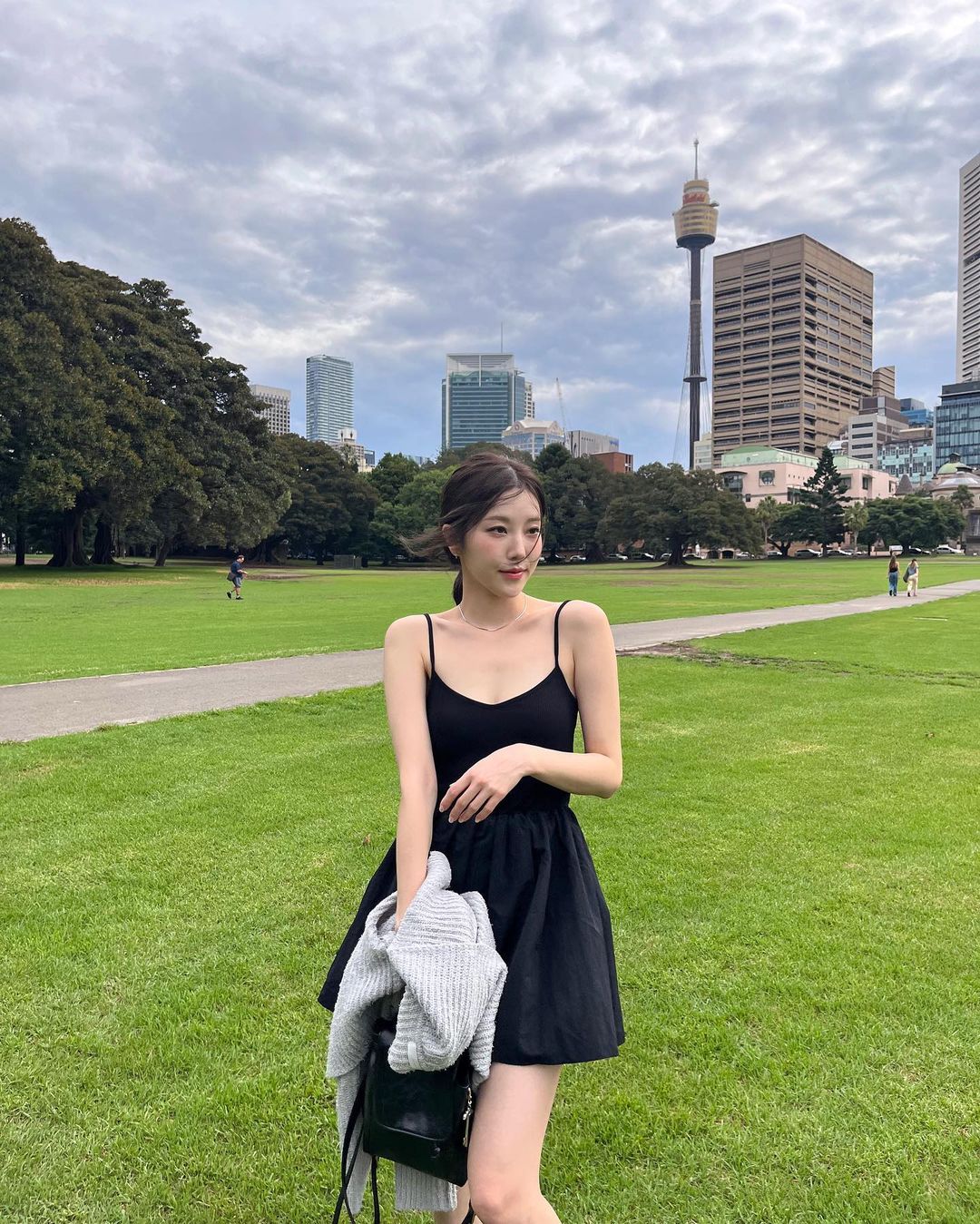 春暖花开的季节想旅游却又懒得想穿搭，来件迷你短洋装穿就行