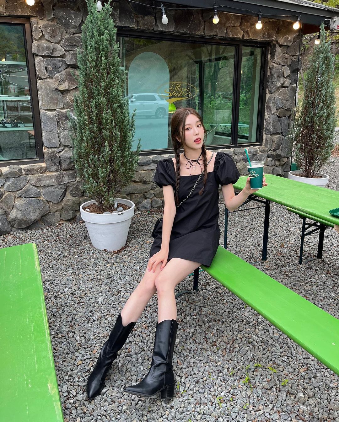 春暖花开的季节想旅游却又懒得想穿搭，来件迷你短洋装穿就行