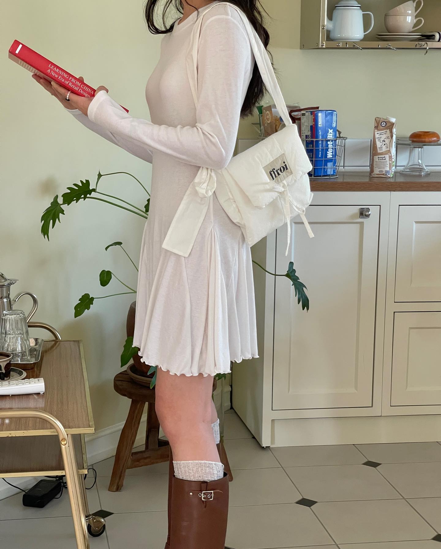 春暖花开的季节想旅游却又懒得想穿搭，来件迷你短洋装穿就行