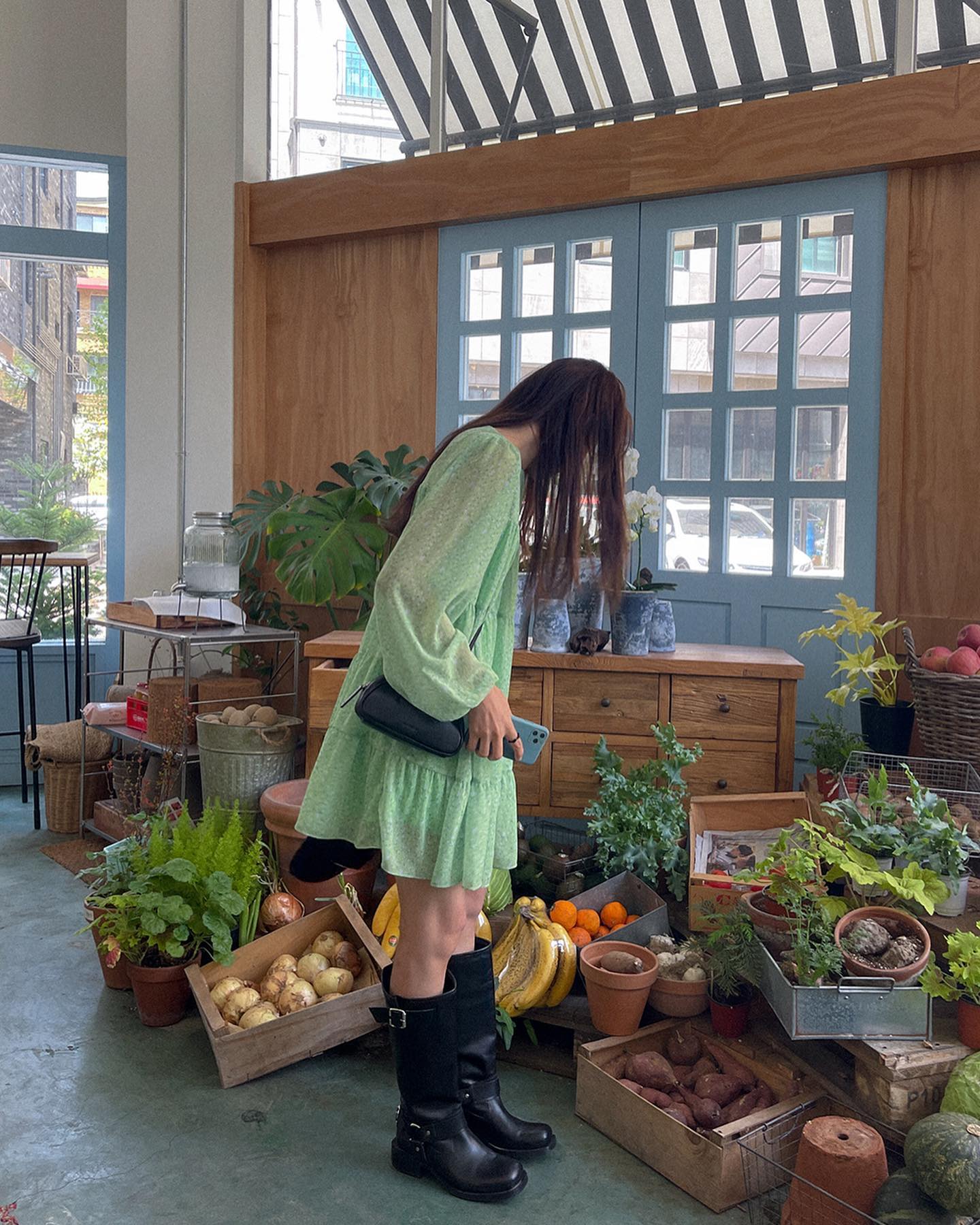 春暖花开的季节想旅游却又懒得想穿搭，来件迷你短洋装穿就行