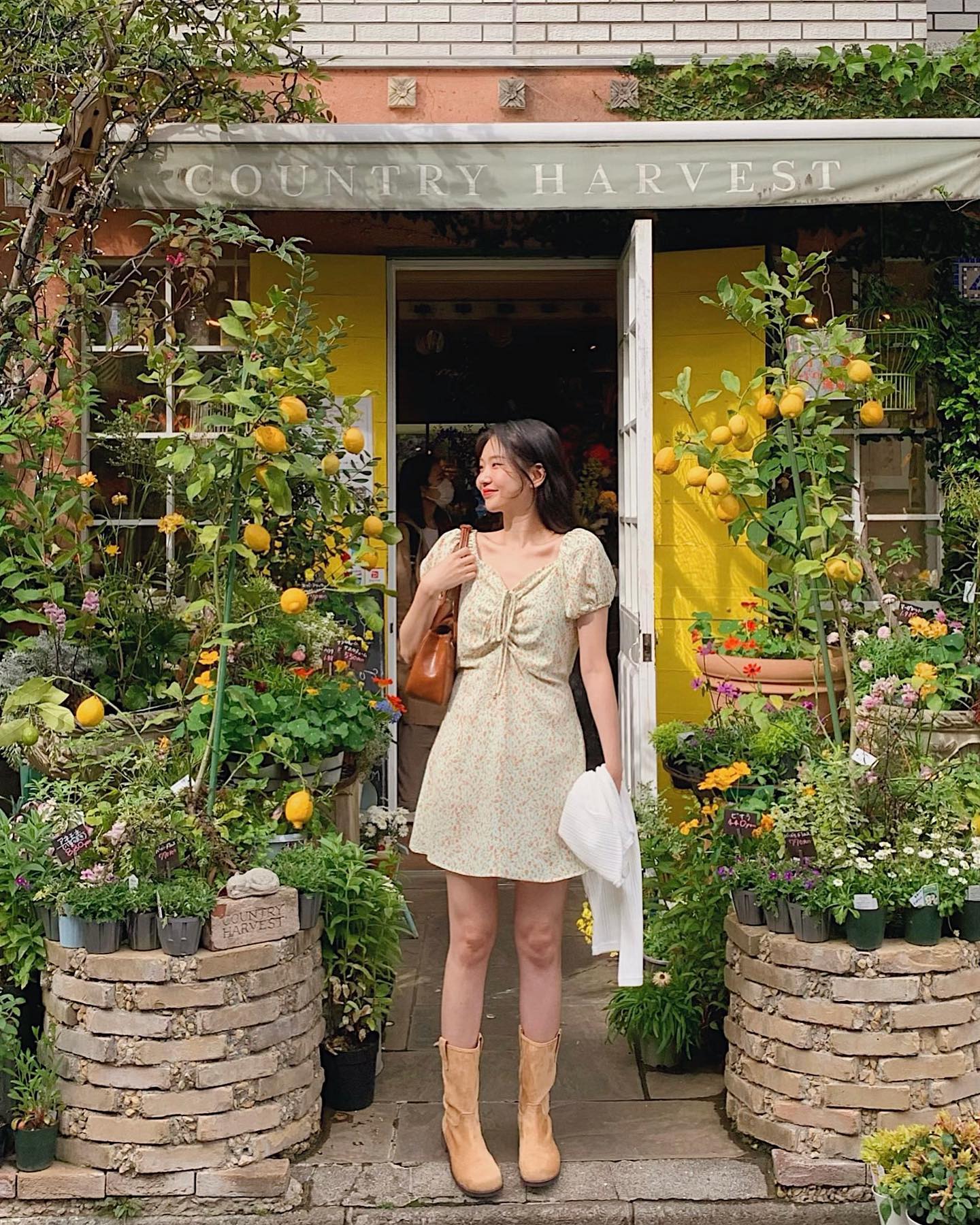 春暖花开的季节想旅游却又懒得想穿搭，来件迷你短洋装穿就行