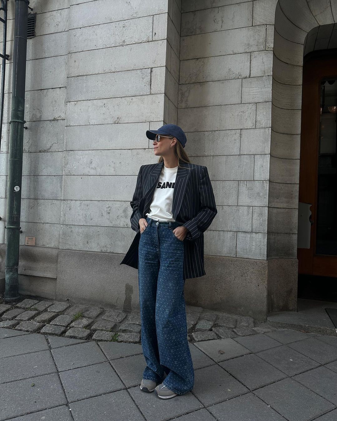 总能穿出新花样！2023年Jil Sander的Logo T恤很多人还是喜欢穿