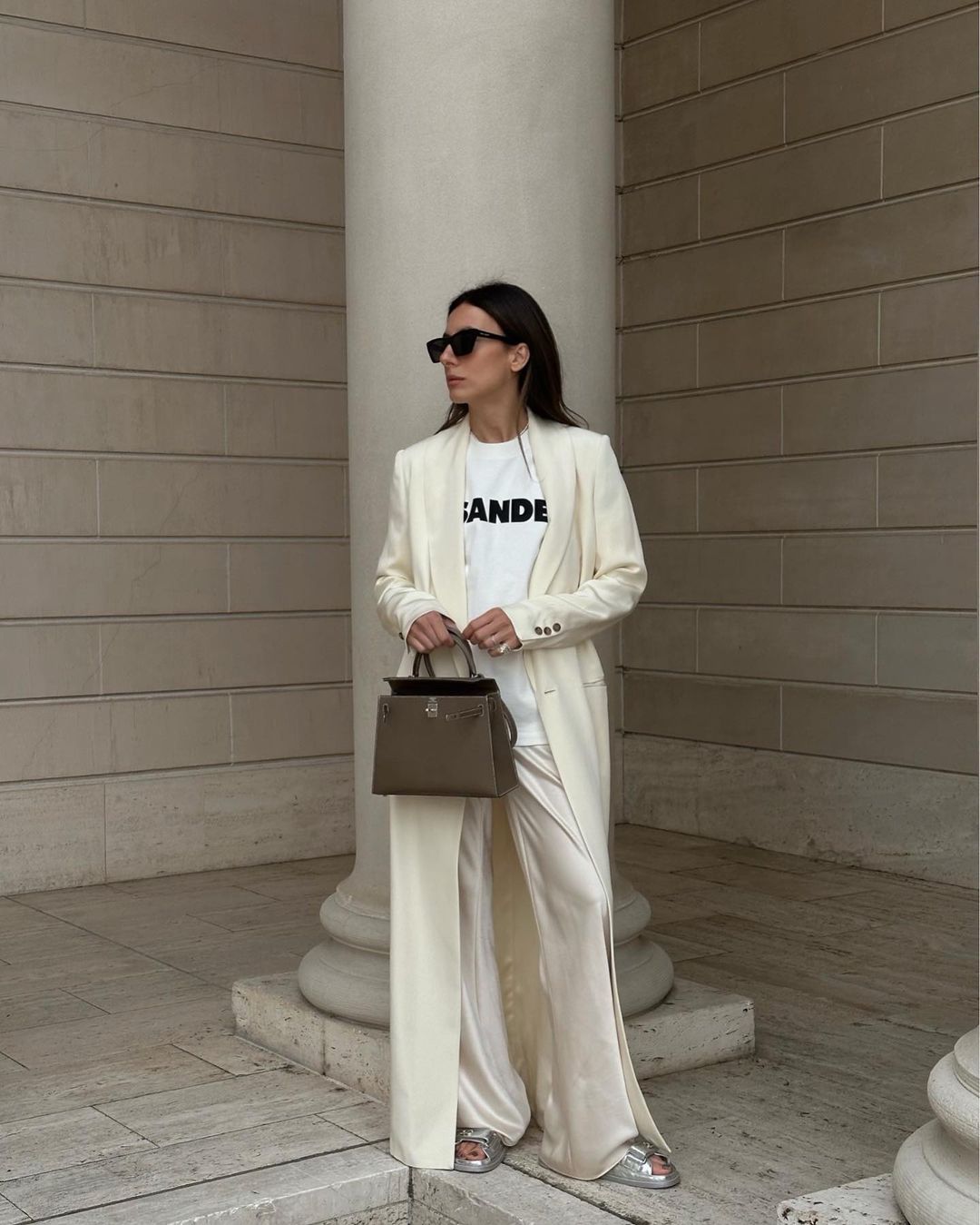 总能穿出新花样！2023年Jil Sander的Logo T恤很多人还是喜欢穿