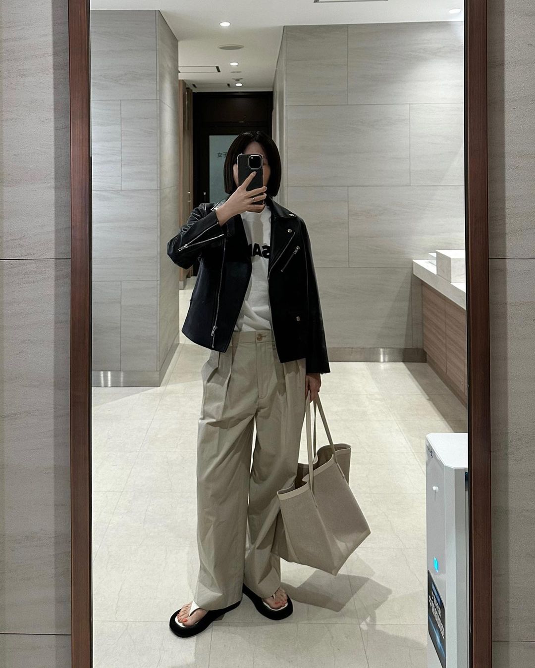 总能穿出新花样！2023年Jil Sander的Logo T恤很多人还是喜欢穿