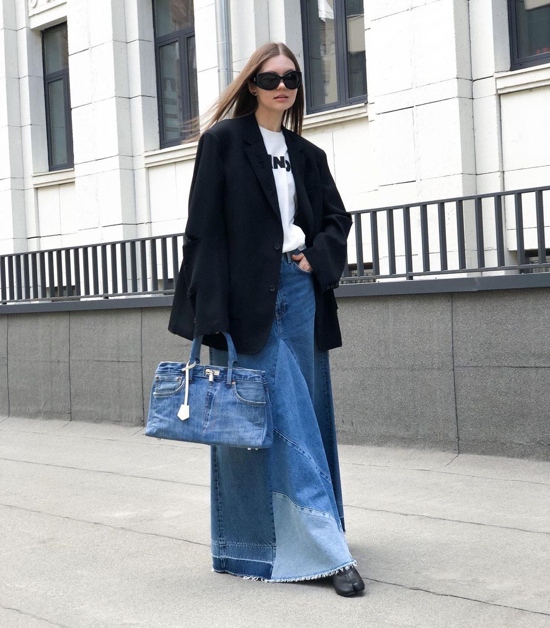 总能穿出新花样！2023年Jil Sander的Logo T恤很多人还是喜欢穿