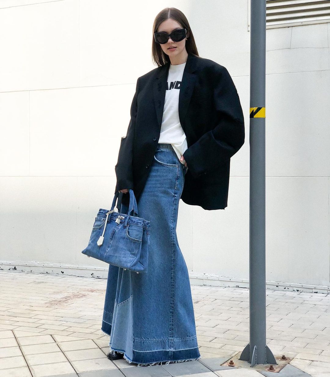 总能穿出新花样！2023年Jil Sander的Logo T恤很多人还是喜欢穿