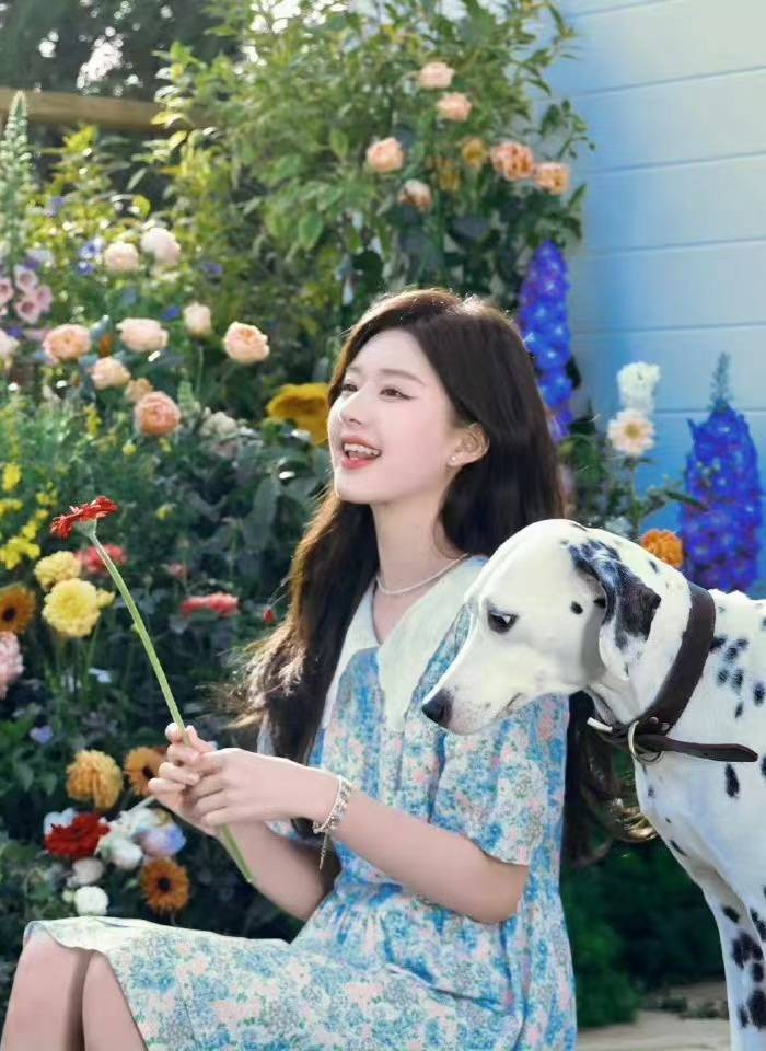 赵露思穿蓝色花系娃娃领连衣裙拍写真，温柔大方知性优雅