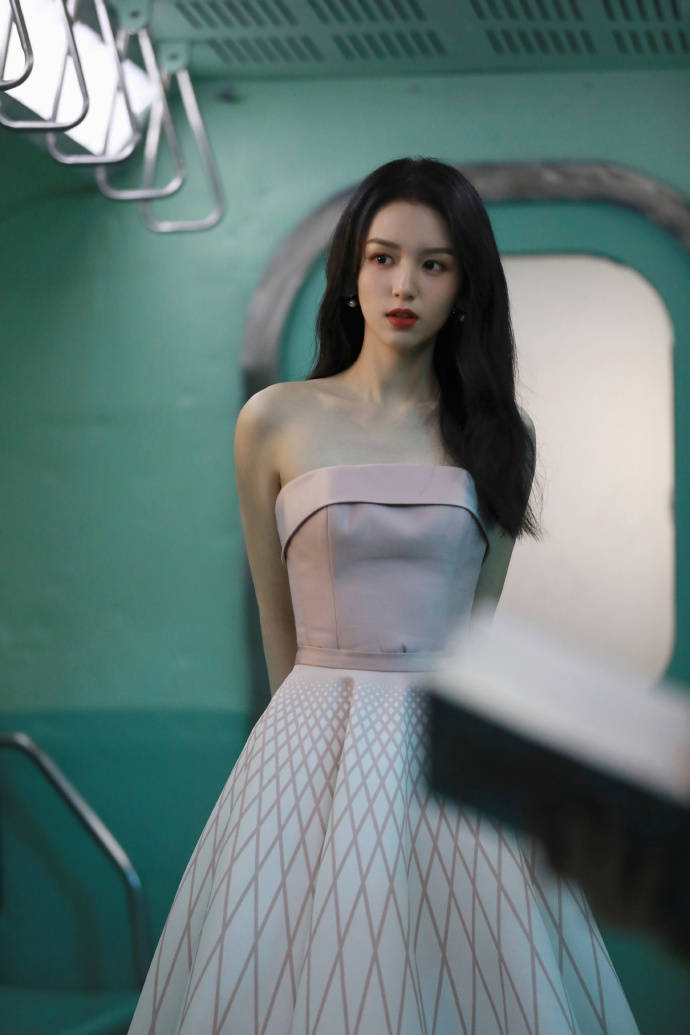 周也穿粉色抹胸裙大秀香肩！青春玉女美爆了-4