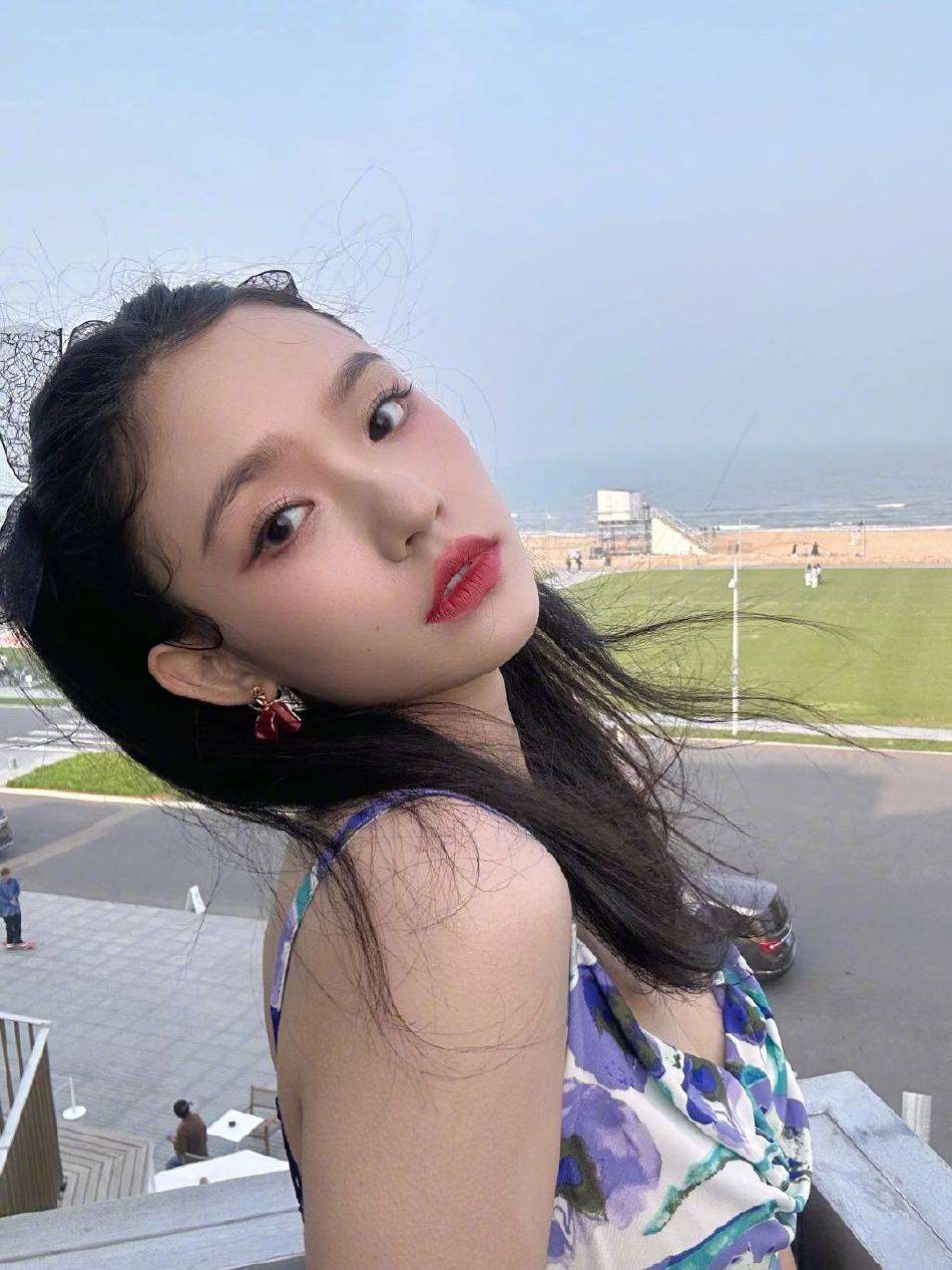 林允穿鸢尾印花吊带裙超妩媚！雪肤玉貌性感魅力猛增-3