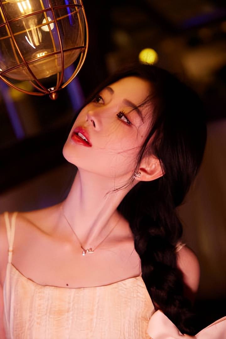 鞠婧祎穿蝴蝶结公主裙超甜美，风情万种美的令人心动！-8
