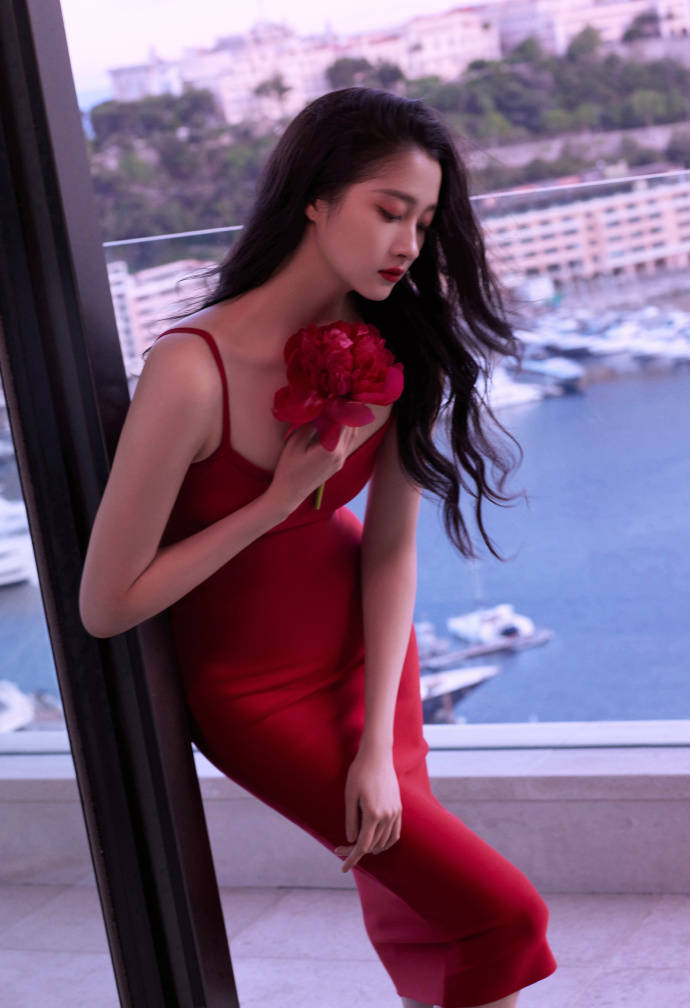 关晓彤穿吊带红裙身材曼妙！五官精致大长腿性感迷人-6