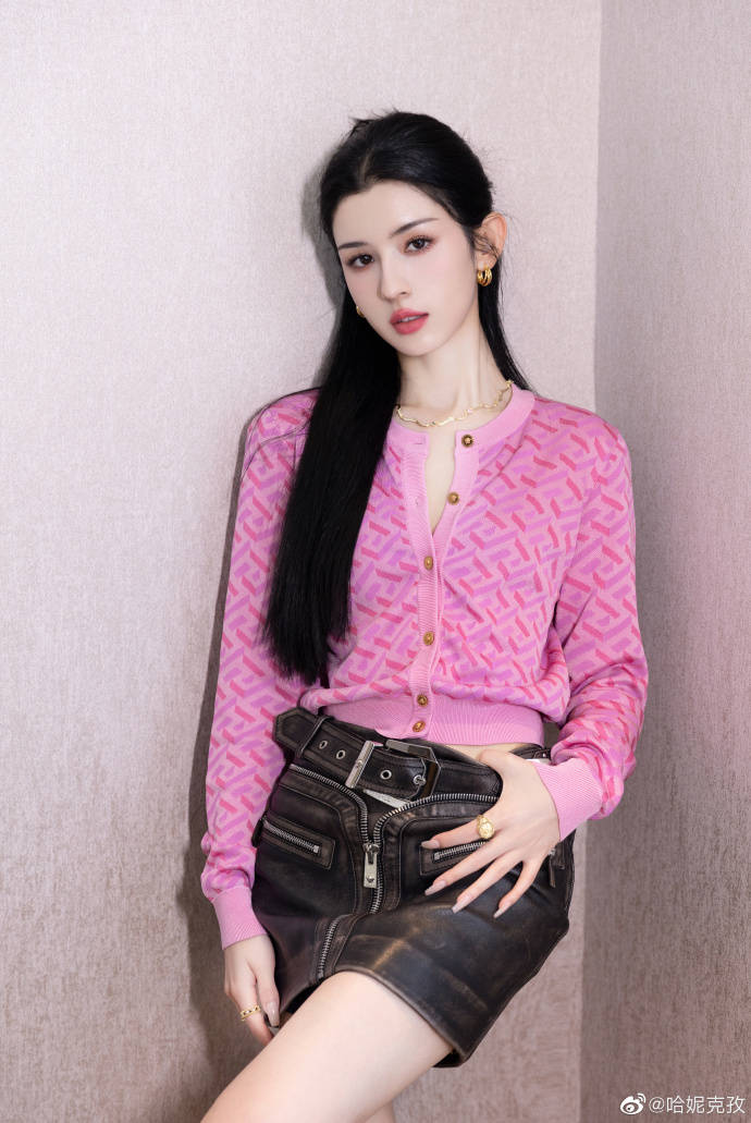 新疆女星哈妮克孜写真超靓！纤细大长腿异域风情美爆了-2