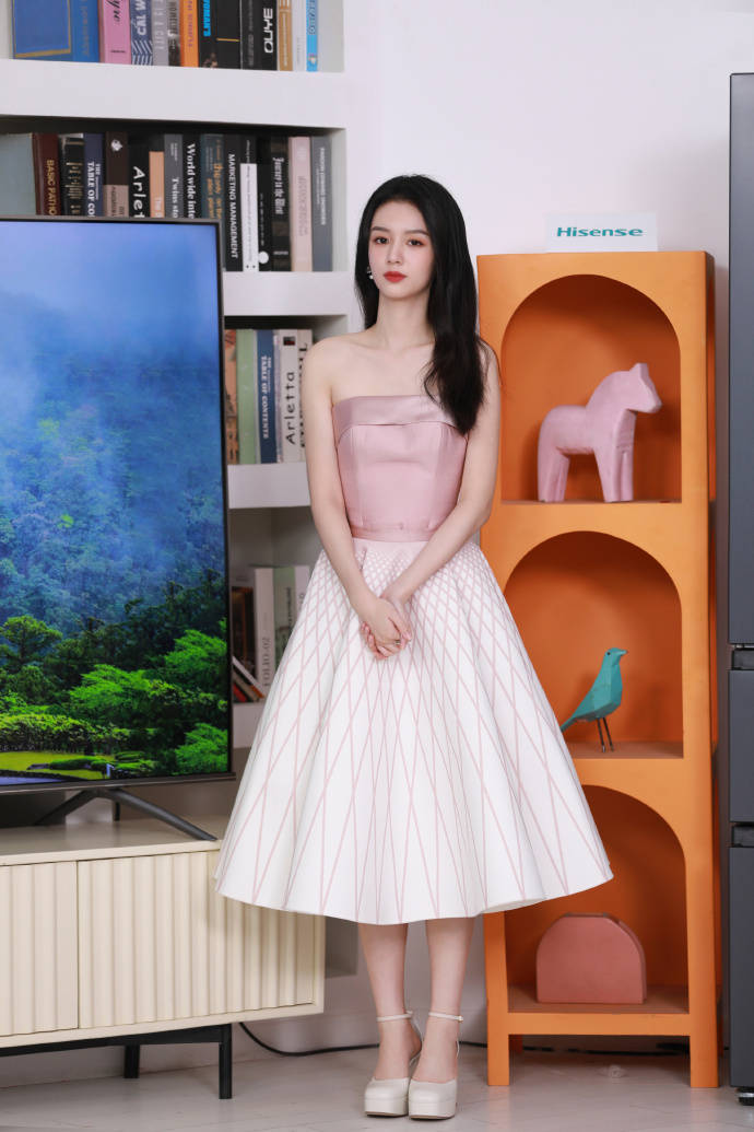 周也穿粉色抹胸裙大秀香肩！青春玉女美爆了-3
