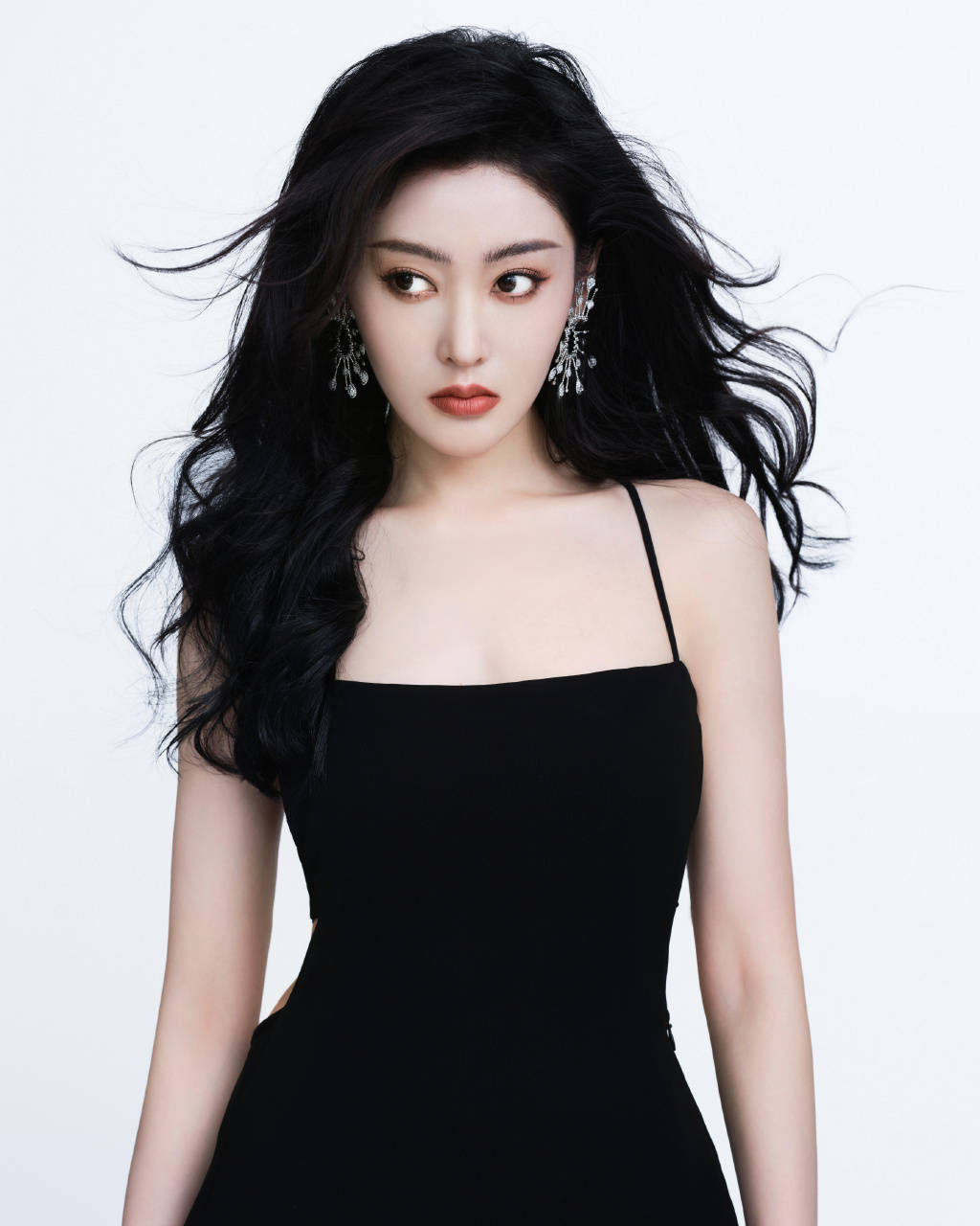 张天爱穿吊带露背长裙，肤白貌美超级妩媚动人-8