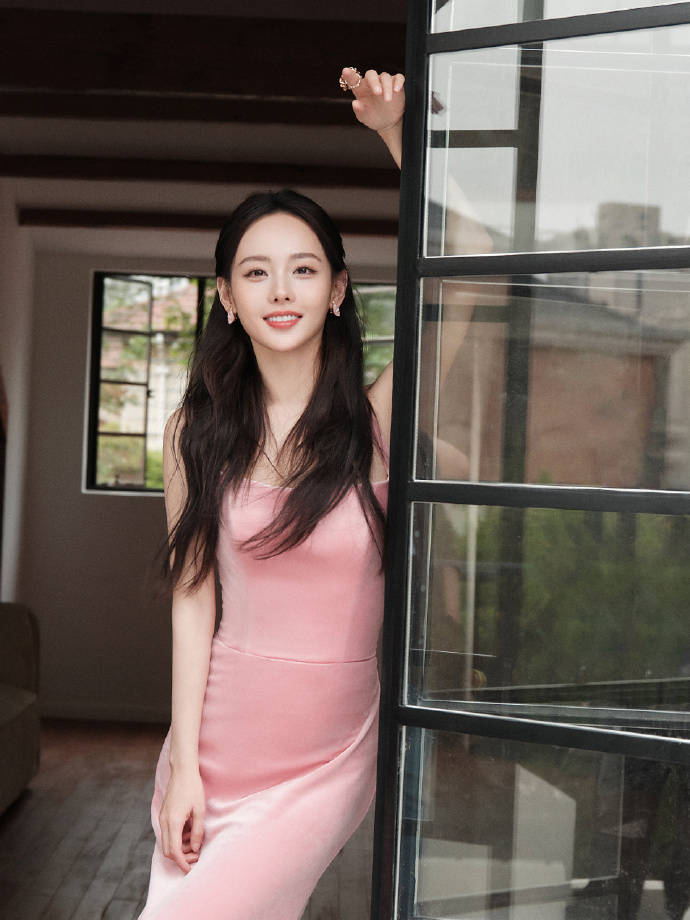 张嘉倪穿粉色长裙尽显青春活力！曼妙身材气质迷人-2