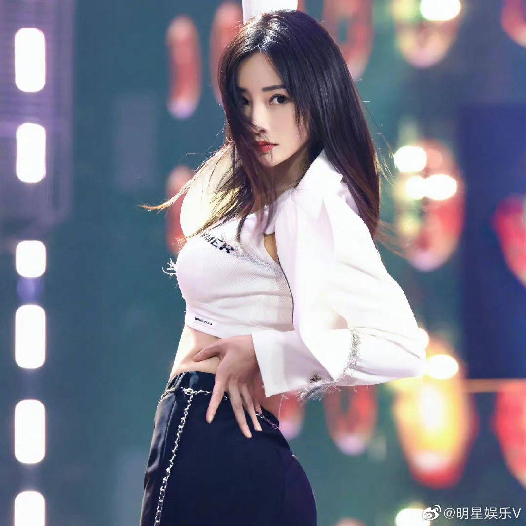 柳岩一舞倾城露小蛮腰太妖娆！人间尤物魔鬼身材性感火辣-6