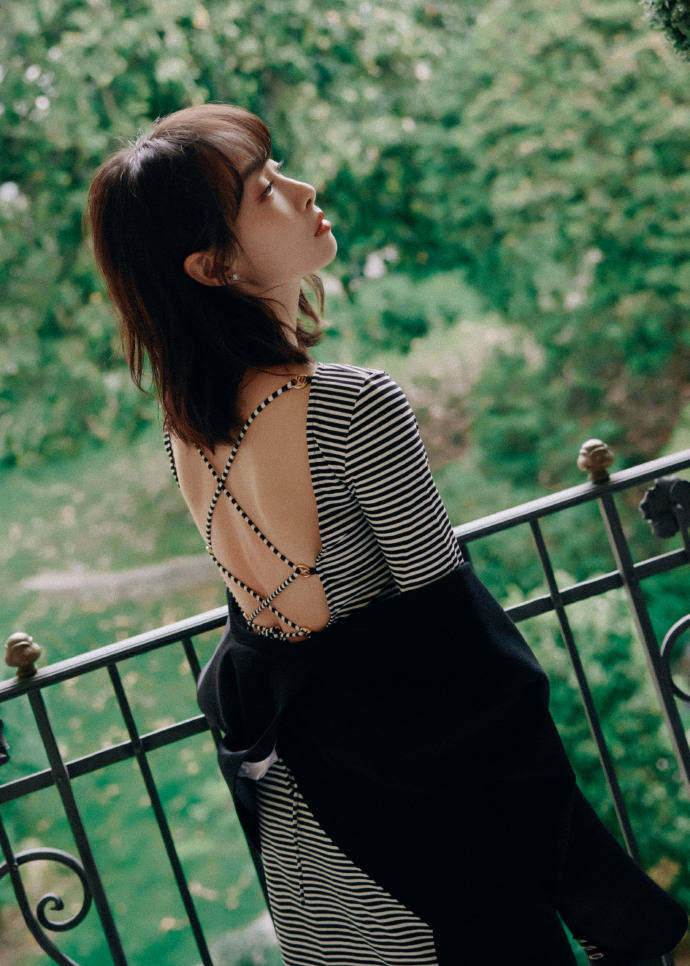 宋茜穿条纹连衣裙大秀美背！妩媚多姿出尘脱俗气质满满-3