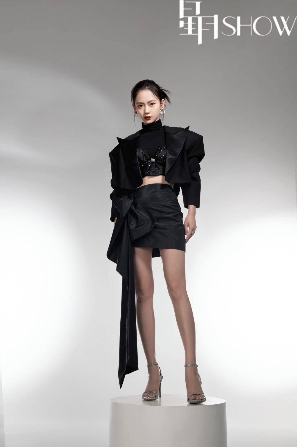 “聂小雨”陈雨锶性感图片写真！露出小蛮腰大长腿美出新高度