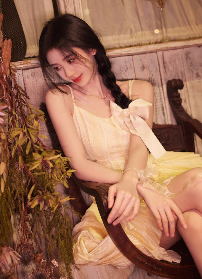 鞠婧祎穿蝴蝶结公主裙超甜美，风情万种美的令人心动！-5