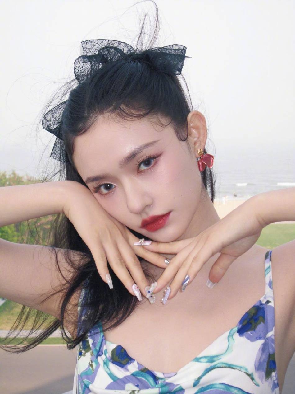 林允穿鸢尾印花吊带裙超妩媚！雪肤玉貌性感魅力猛增-2
