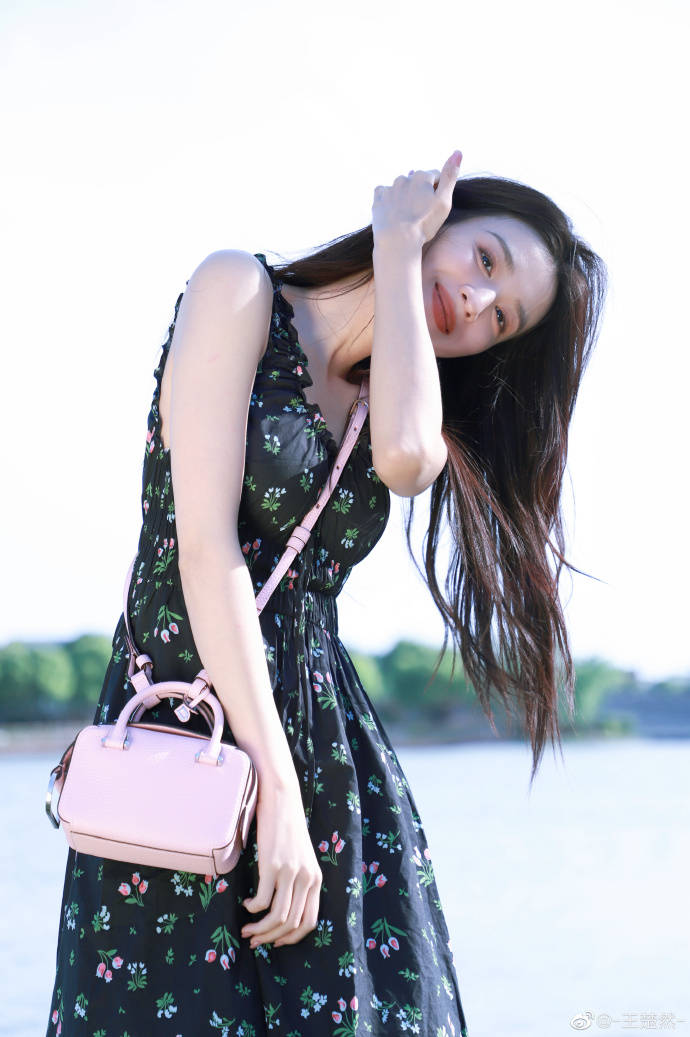 王楚然夏日写真笑容甜美！身材曼妙美得令人窒息-2