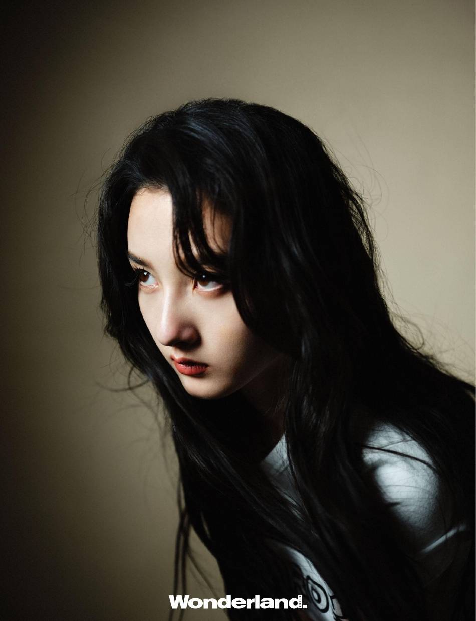 宋祖儿野性猫眼妆造型率性大胆！曼妙身材太美了-2