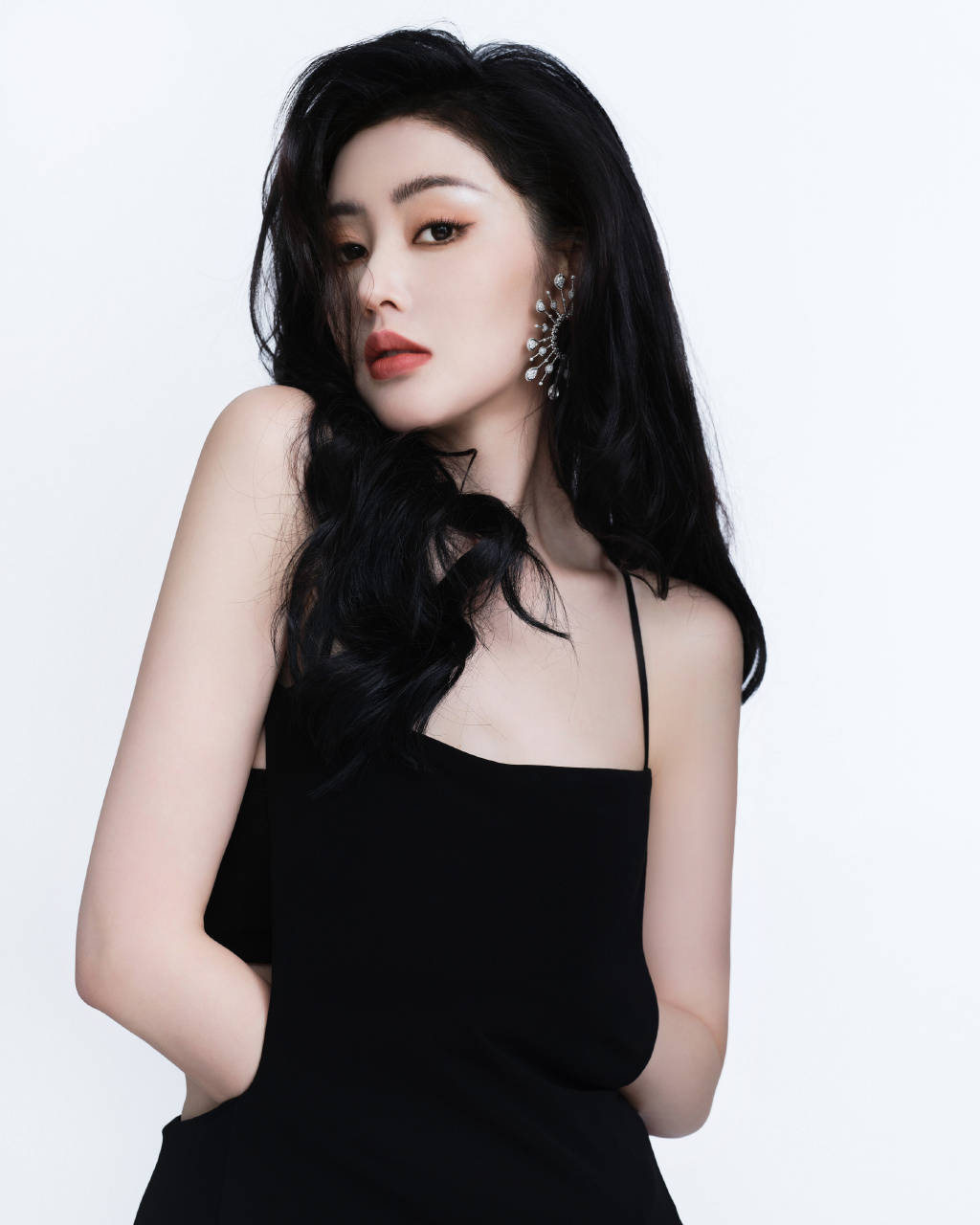 张天爱穿吊带露背长裙，肤白貌美超级妩媚动人-1