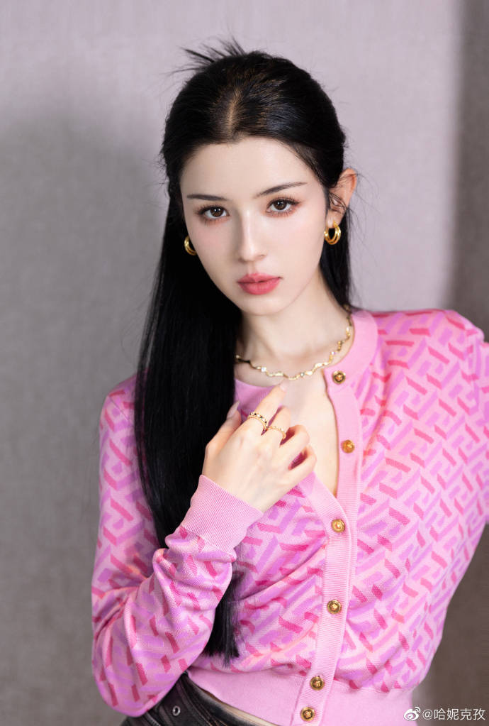 新疆女星哈妮克孜写真超靓！纤细大长腿异域风情美爆了-1