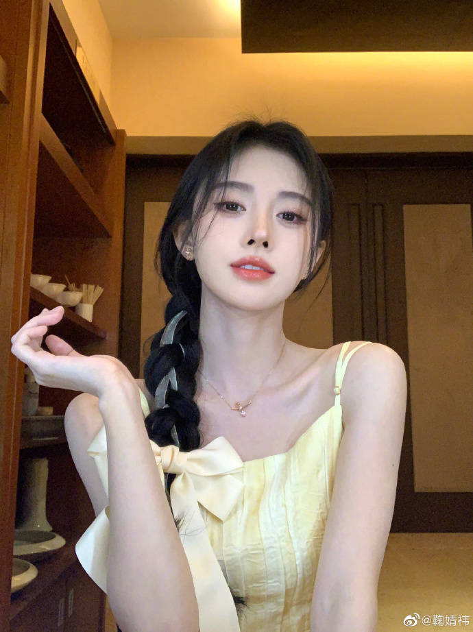 鞠婧祎穿蝴蝶结公主裙超甜美，风情万种美的令人心动！-1