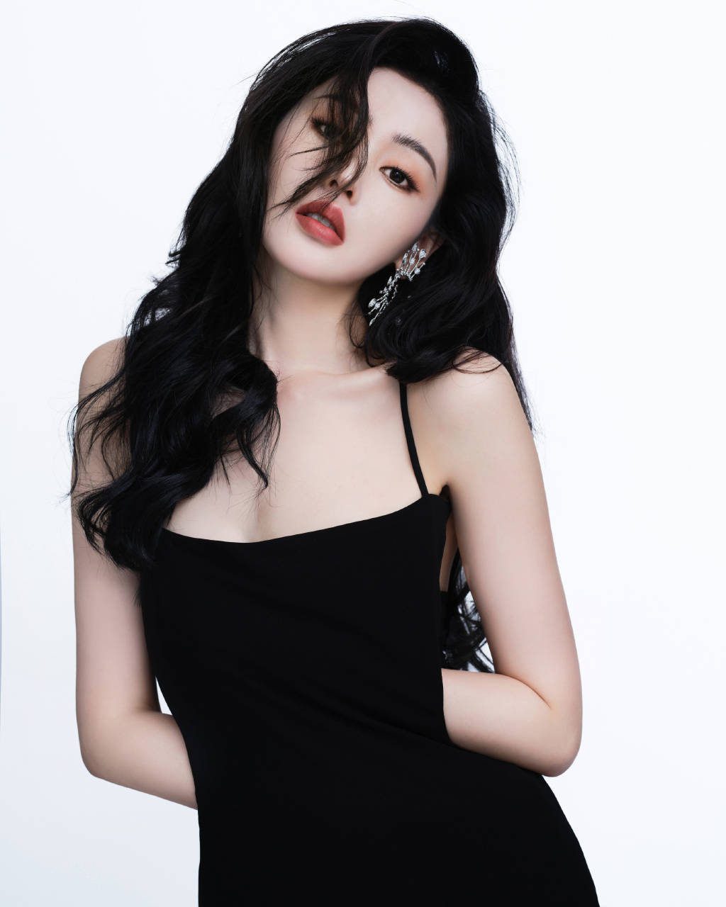 张天爱穿吊带露背长裙，肤白貌美超级妩媚动人-7