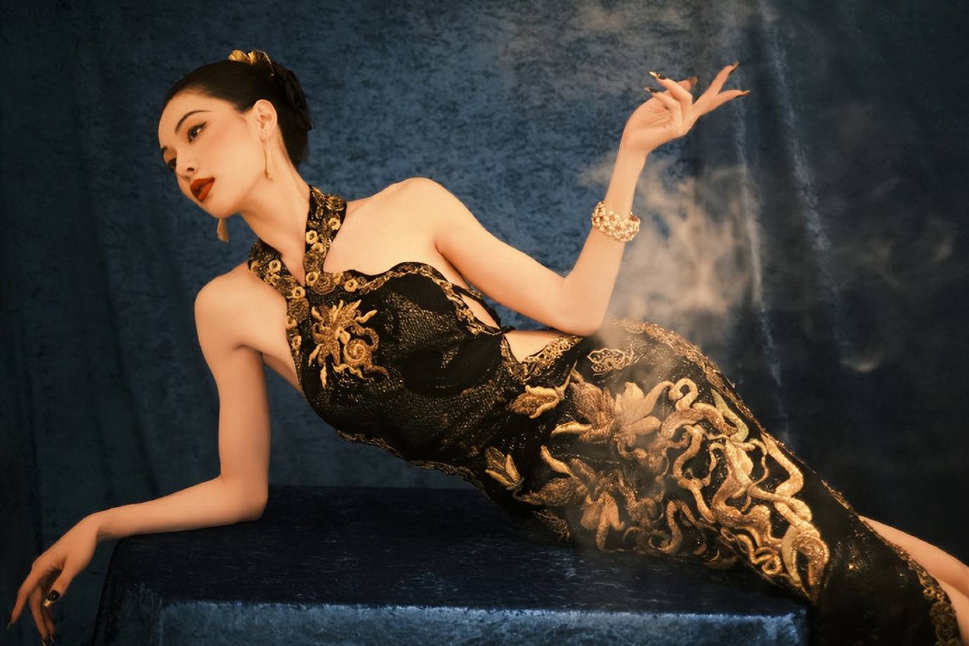 钟楚曦穿黑金旗袍亮相戛纳!身姿曼妙太有女人味-4 钟楚曦穿黑金旗袍亮相戛纳!身姿曼妙太有女人味