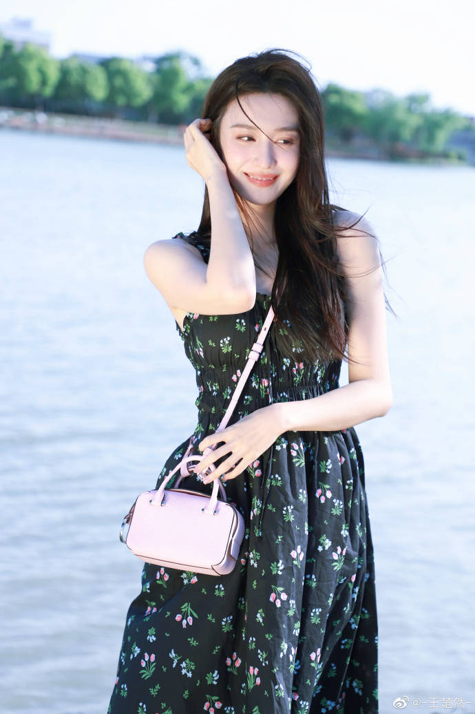 王楚然夏日写真笑容甜美！身材曼妙美得令人窒息-1