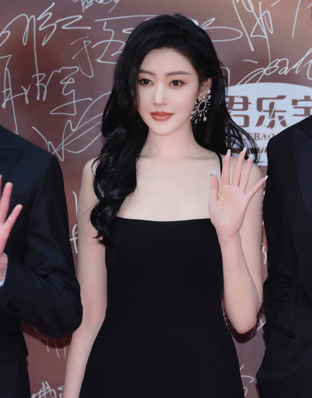 张天爱穿吊带露背长裙，肤白貌美超级妩媚动人-1