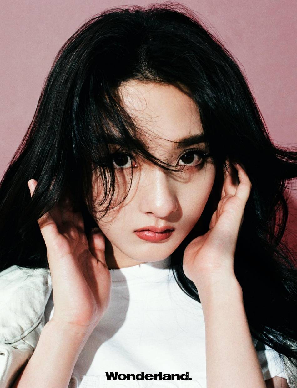 宋祖儿野性猫眼妆造型率性大胆！曼妙身材太美了-1