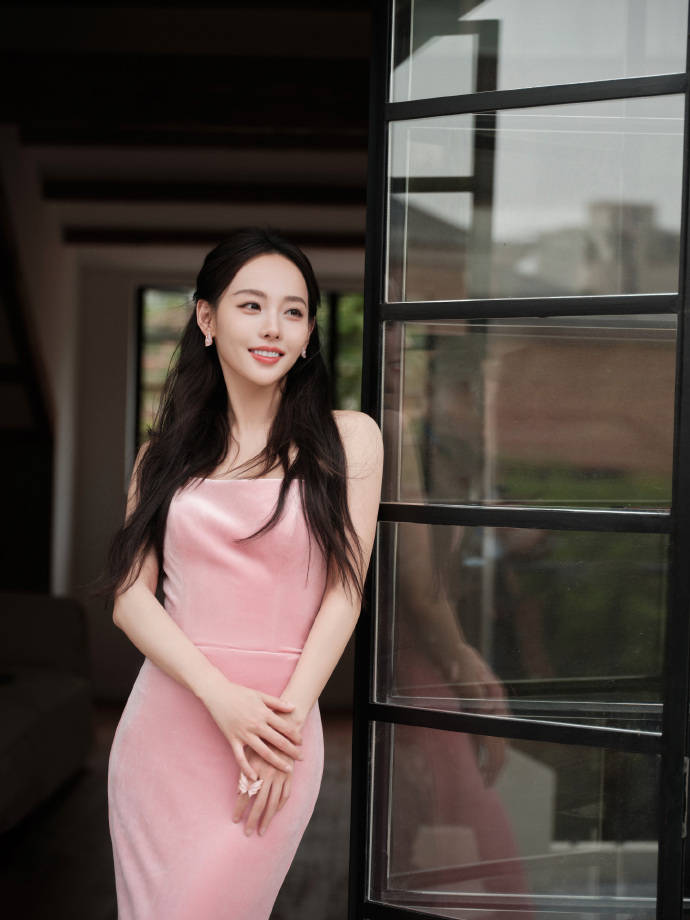 张嘉倪穿粉色长裙尽显青春活力！曼妙身材气质迷人-3