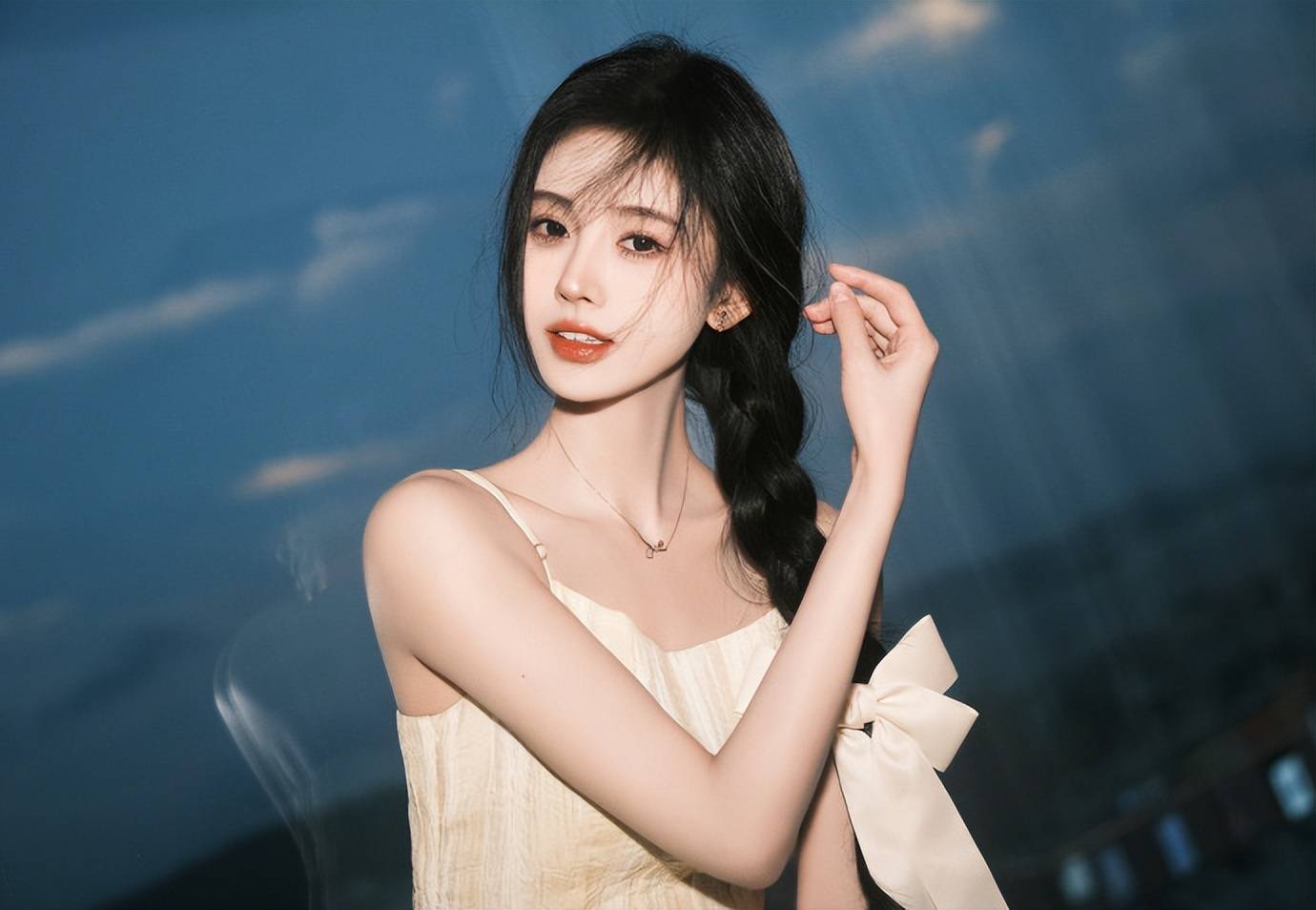 鞠婧祎穿蝴蝶结公主裙超甜美，风情万种美的令人心动！-3