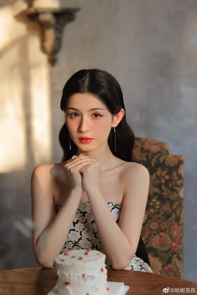 新疆女星哈妮克孜写真超靓！纤细大长腿异域风情美爆了-4