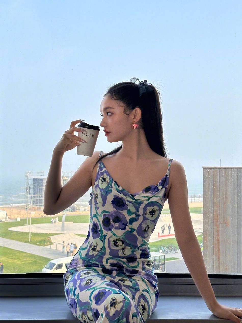 林允穿鸢尾印花吊带裙超妩媚！雪肤玉貌性感魅力猛增-7