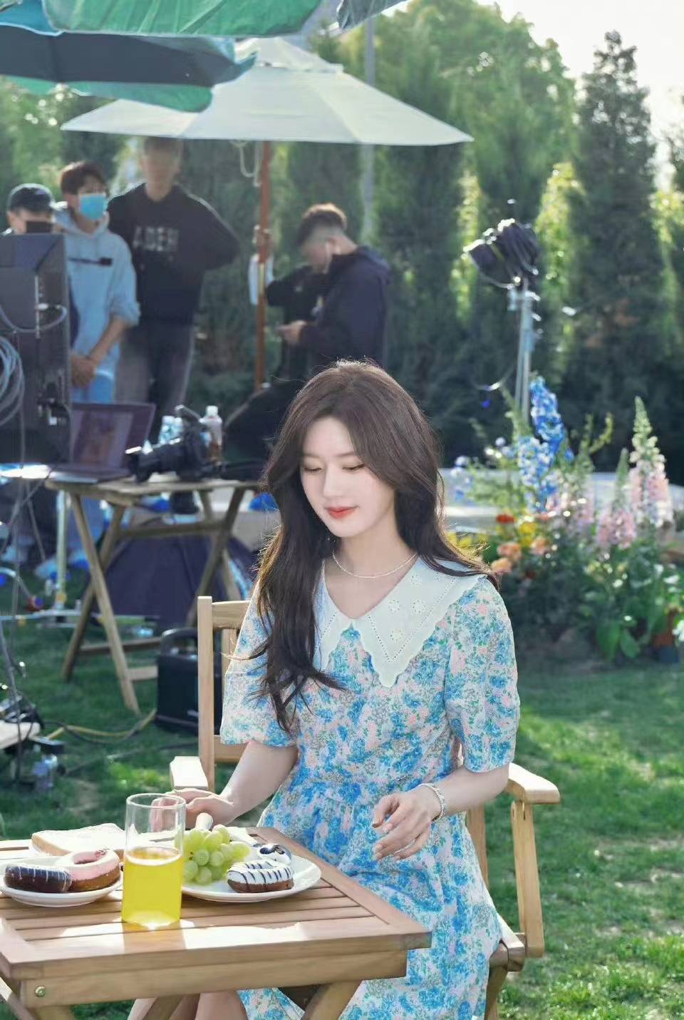 赵露思穿蓝色花系娃娃领连衣裙拍写真，温柔大方知性优雅