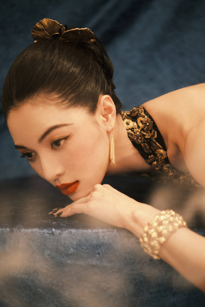 钟楚曦穿黑金旗袍亮相戛纳!身姿曼妙太有女人味-1 钟楚曦穿黑金旗袍亮相戛纳!身姿曼妙太有女人味