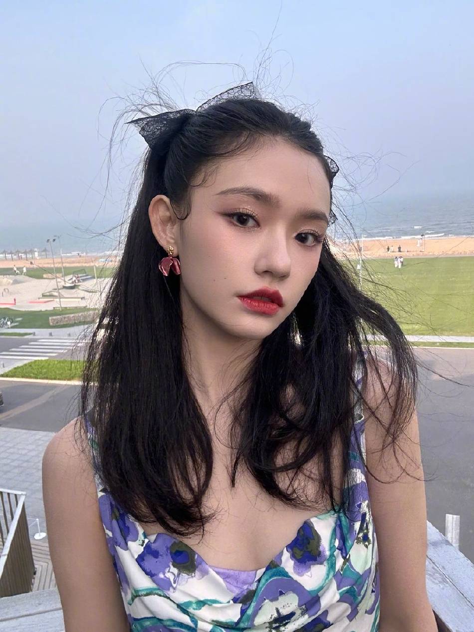 林允穿鸢尾印花吊带裙超妩媚！雪肤玉貌性感魅力猛增-4