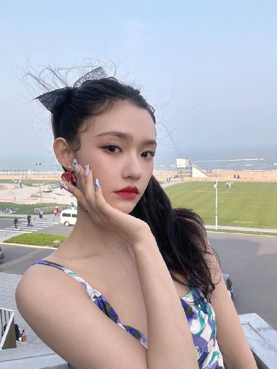 林允穿鸢尾印花吊带裙超妩媚！雪肤玉貌性感魅力猛增-5