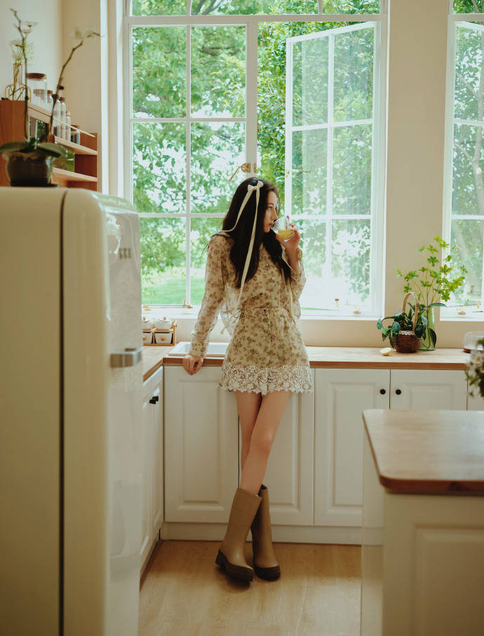 迪丽热巴穿碎花套装清丽脱俗！曼妙身材大长腿美若天仙