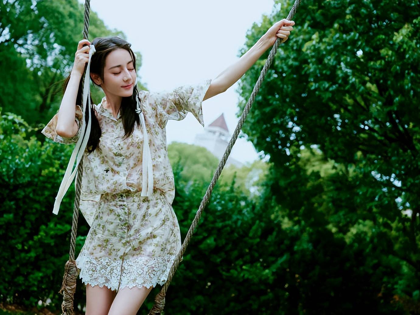 迪丽热巴穿碎花套装清丽脱俗！曼妙身材大长腿美若天仙