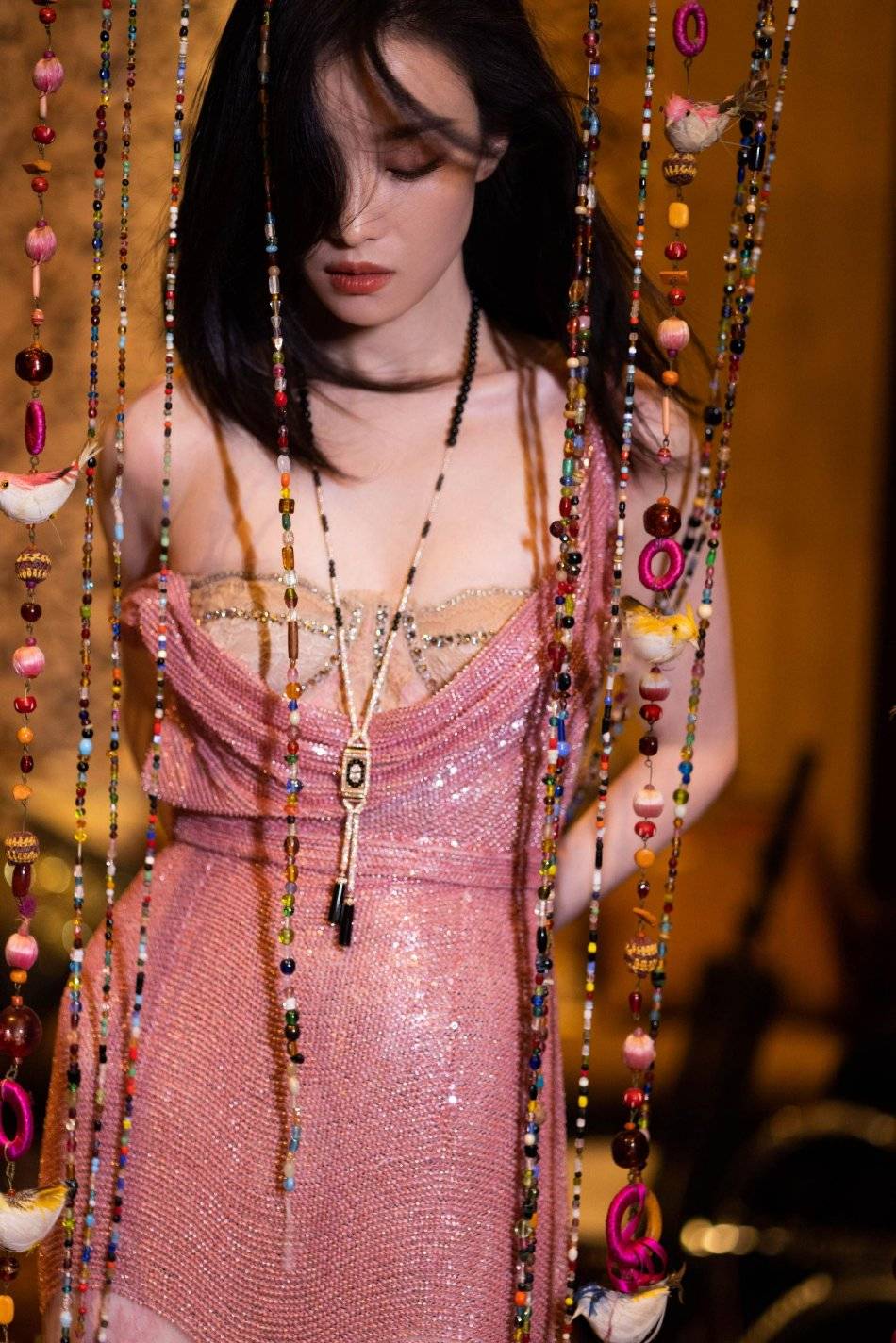 倪妮穿粉色亮片礼服图片释出,大秀事业线气质太完美-12 倪妮穿粉色亮片礼服图片释出,大秀事业线气质太完美